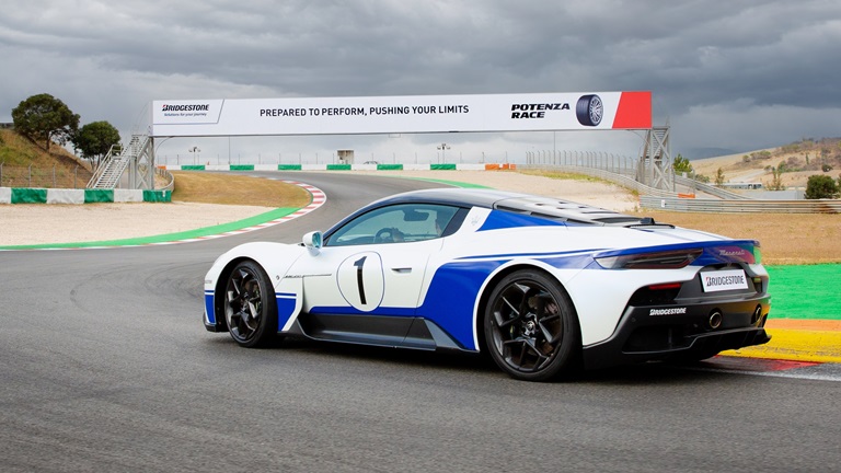 Bridgestone presenta Potenza Race: il nuovo pneumatico per chi ama il motorsport